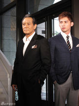 幻灯图：张国柱出席红酒发表会 儒雅形象受青睐 