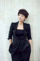 组图：陈小艺短发写真显别样魅力