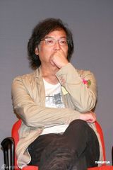 幻灯图：张婉婷成功抢镜 装扮休闲星味全无 