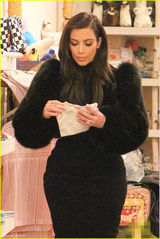 组图：卡戴珊奢华皮草加身 买童装血拼母爱浓浓