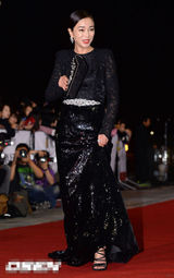 组图：赵敏秀黑色蕾丝长裙亮相 真空上阵露美背