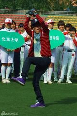 幻灯图：王啸坤为大学生棒垒球赛开球 欲组明星队
