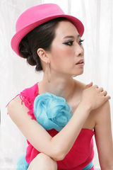 组图：芙蓉姐姐夏日写真 薄纱裹玉体露美腿