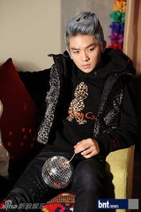 组图：TeenTop拍摄广告写真 精致亮相摄影棚