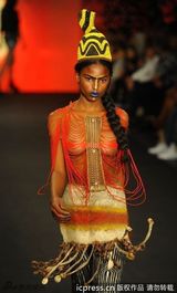 组图：碧昂斯现身个人品牌秀场 携母手拉手谢幕