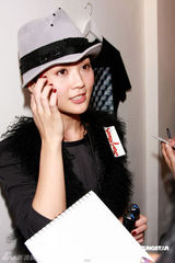 幻灯图集：阿Sa戴时尚礼帽 关心妍喝中药准备生子 