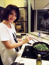 组图：郭静携新碟来沪宣传 煮大闸蟹慰劳工作人员