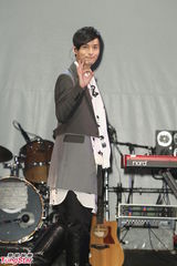 组图：严爵开唱破球而出 频频忘词尴尬呐喊