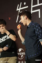 组图：潘玮柏北京发片会为粉丝削苹果