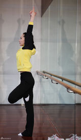 组图：汤灿拍瑜伽花絮照 明星健康生活曝光