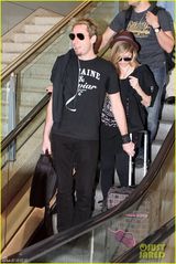 组图：艾薇儿与未婚夫情侣装甜蜜 小鸟依人忙卖萌