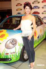 高清：杨采妮内地拍戏水土不服 小露香肩明显消瘦