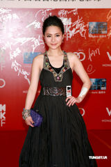 幻灯图：阿娇“艳照”后首做女主角 与陈伟霆鸳鸯浴戏