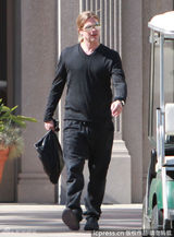 组图：朱莉术后皮特被狗仔围堵 眉头紧锁显沧桑