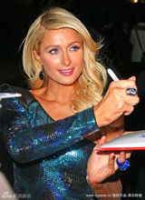 幻灯图集：希尔顿做客电视节目 穿亮片礼服抢镜