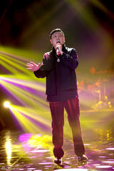 组图：歌手2邓紫棋白裙优雅 茜拉满文军补位