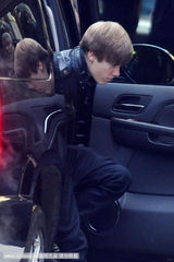 组图：贾斯汀-比博气场强大 对镜头比V字秀好心情