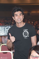 组图：钟嘉欣热力开唱 陈慧琳担任嘉宾