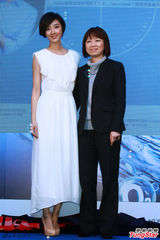 组图：桂纶镁长裙亮相代言优雅文静