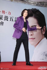 组图：萧敬腾帮擦保养品粉丝乐翻