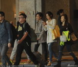 组图：张柏芝穿破洞仔裤外出 五人护驾星范十足