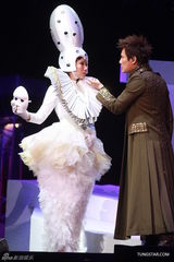 组图：张信哲红馆开唱 深情演绎哲式情歌