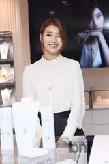 组图：missA秀智出席活动 白衣黑裙甜美可人