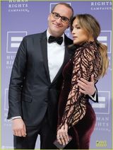 组图：洛佩兹镂空装亮相晚宴 挺翘臀美艳似人鱼