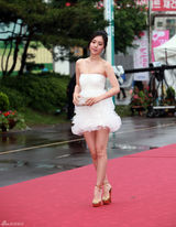 高清组图：秀爱黑礼服美艳电影节 申世京斜肩裙抢镜