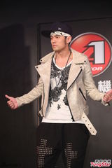 组图：周杰伦亮相代言 一身劲装帅气抢镜