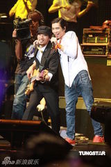 组图：萧敬腾唱《black or white》 向杰克逊致敬