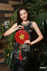 组图：熊黛林陪家人香港过新春 祝网友龙年行大运