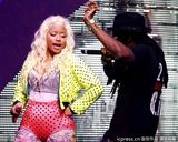 组图：麻辣鸡个唱粉丝强行上台 与保镖激烈扭打