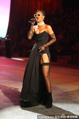 组图：蕾哈娜透视内衣性感献唱维多利亚秀