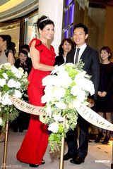 高清图：钟楚红为珠宝店剪彩 着红色礼服变公主