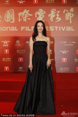 组图：上海电影节红毯 白百何低胸黑裙妩媚动人