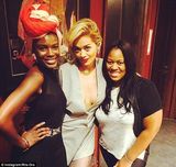 组图：瑞塔-奥拉烈焰红唇 深V时装大秀半球