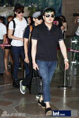 组图：SJ少女时代亮相机场将赴日演出