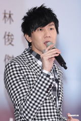 组图：林俊杰抱病演出身形消瘦 感情随缘盼金曲奖