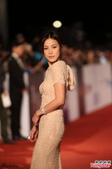 组图：郎朗西装帅气 何韵诗长裙露背女人味十足