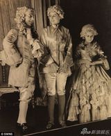 组图：英女王幼年舞台剧照曝光 曾表演中式戏剧