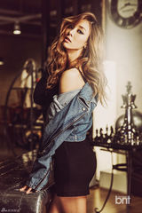 组图：韩歌手G.NA时尚写真演绎性感朋克风