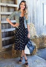 组图：阿尔芭看童装秀 女儿们学院风连衣裙抢镜