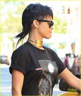 组图：蕾哈娜戴黑超街头闲逛 霸气金链子绕颈