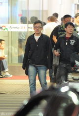 组图：张宇来京风采不再满头白发