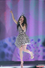 组图：S.H.E合体香港开唱 Selina感触落泪