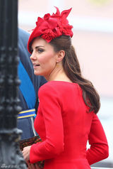 组图：英女王登基60周年游船 凯特王妃鲜艳欲滴