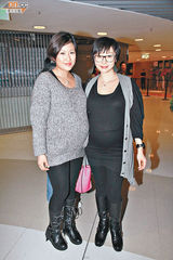 组图：周家蔚将剖腹拍大肚写真 洪天明吻孕肚