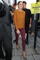 组图：奥利维亚-巴勒莫伦敦看秀 毛衣搭长裤