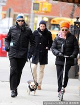 组图：休-杰克曼夫妇送女儿上学伊娃与老妈比赛